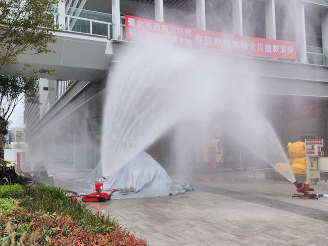 台北市消防局为提供购物民眾一个安全的消费环境，今26日上午于大直「NOKE忠泰乐生活」购物中心办理春安消防演习。（图／消防局提供）