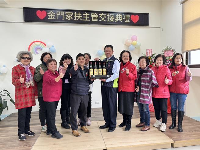 任职金门家扶中心主任近9年的李桂平(右五)将转任北台南家扶服务，展爱队长庄嘉铭(前排左二)代表致赠纪念酒感谢他长久以来为地区儿童付出之辛劳。(图／读者提供)