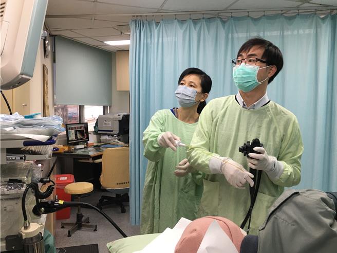 天氣冷導致腸胃道出血患者增加，醫師使用胃鏡檢查。(屏基提供)