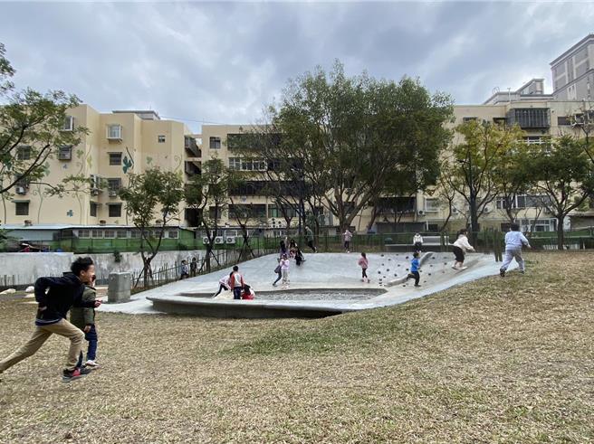 全新的新竹市长春公园26日完工启用，即起可提供全龄无障碍休閒场域。（陈育贤摄）