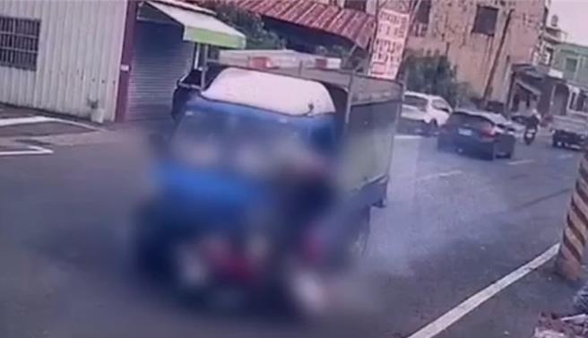 騎士遭對向貨車迎面撞擊，傷重送醫。(警方提供)