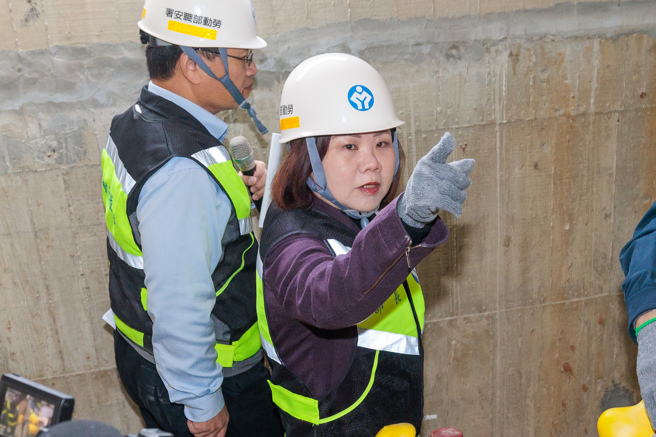 劳动部长许铭春（中）26日前往新北市三莺捷运线进行春安劳检，针对长荣航空劳资协商许受访时表示，台湾取得罢工权须先经劳资争议调解不成立及罢工投票，国外没这样规范，直接援引订定（罢工预告期）须再争取各界意见、审慎考虑。（郭吉铨摄）
