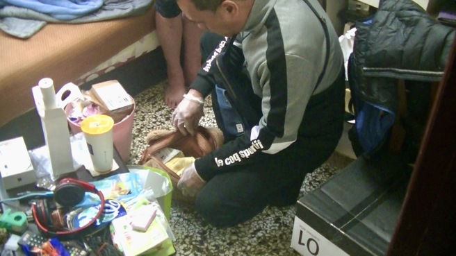 台南警持搜索票、拘票，兵分多路至台南市南区及高雄市阿莲区等处拘提陈姓男子等3名车手，到案犯嫌共7人。（图／警方提供）