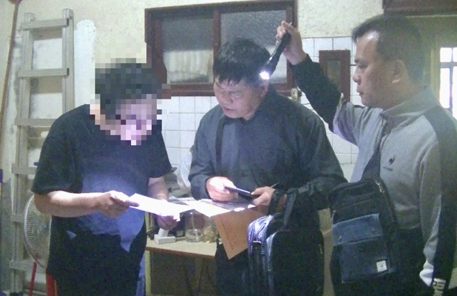 台南警持搜索票、拘票，兵分多路至台南市南区及高雄市阿莲区等处拘提陈姓男子等3名车手，到案犯嫌共7人。（图／警方提供）