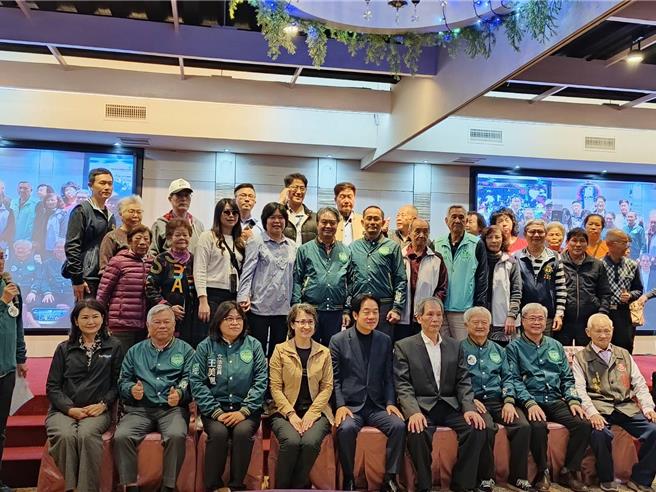 总统当选人赖清德、副总统当选人萧美琴与立委王美惠向乡亲谢票，并热情合照。（廖素慧摄）