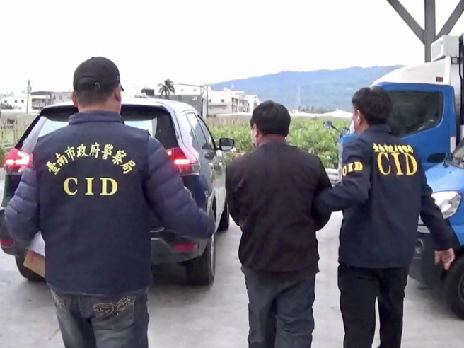 台南警持搜索票、拘票，兵分多路至台南市南区及高雄市阿莲区等处拘提陈姓男子等3名车手，到案犯嫌共7人。（图／警方提供）
