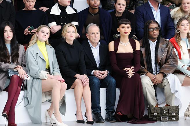 Fendi 2024春夏高订大秀请来不少巨星，左起宋慧乔、薇丝朋女儿艾娃菲利普、瑞丝薇丝朋、右三则为千黛亚。（Fendi提供／黄唯淯台北传真）