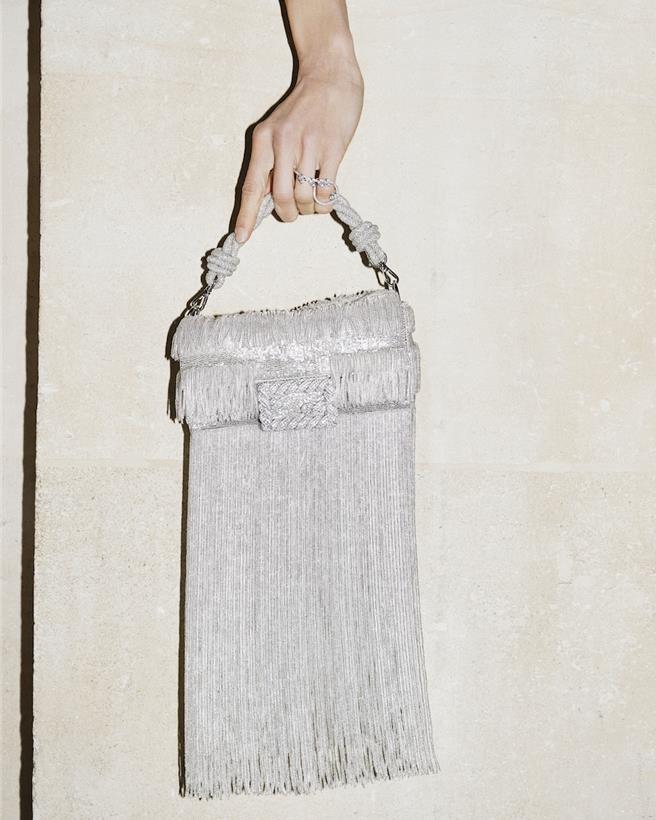 本季Fendi Gems Baguette包款使用大量的白钻、流苏、铂金等元素，相当有看头（Fendi提供／黄唯淯台北传真）