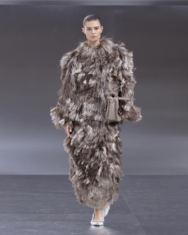 极为纤细的马海毛，打造出张狂的奢华造型。（Fendi提供／黄唯淯台北传真）