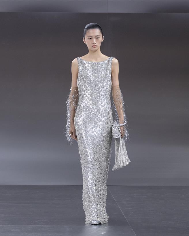使用大量流苏、亮片装饰的服装，带来相当衝击的视觉感。（Fendi提供／黄唯淯台北传真）