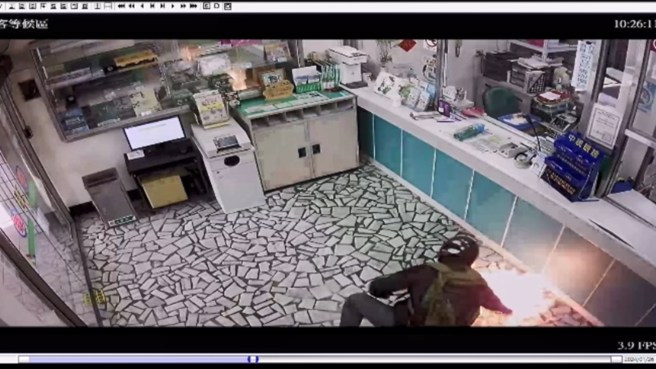 嫌犯持刀搶劫郵局後，潑灑汽油點火後逃逸。（翻攝畫面）
