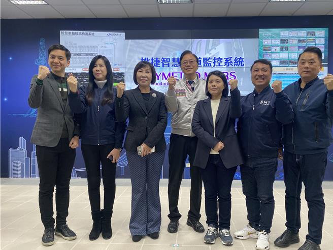 桃园市长张善政26日率市府各局处与6位立委当选人前往桃捷公司，参访智慧铁道发展成果。（蔡明亘摄）