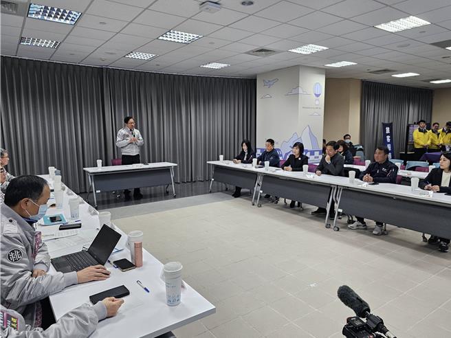 桃园市长张善政26日率市府各局处与6位立委当选人前往桃捷公司，参访智慧铁道发展成果。（蔡明亘摄）