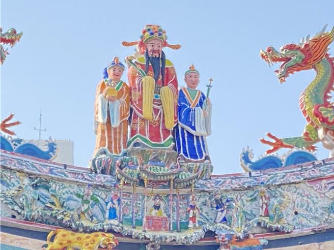 彰化市鄭成功廟去年底被民眾發現三川殿主脊的剪黏神像裝飾出現頭部斷裂的狀況，彰化縣文化局主動協助廟方於近日完成修復，目前工程尚未驗收。（孫英哲攝）