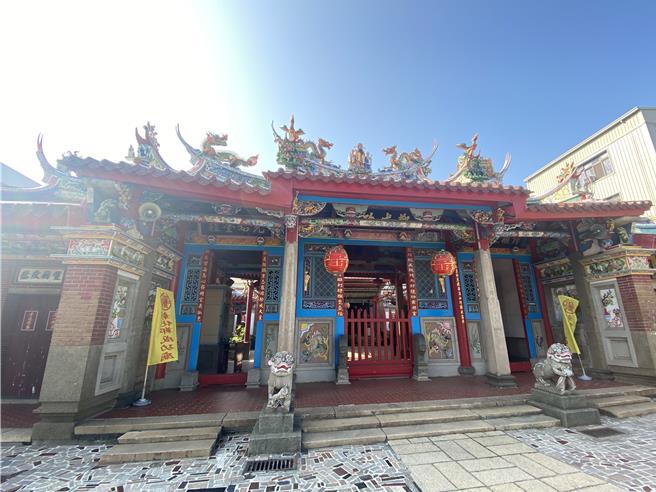 彰化市鄭成功廟去年底被民眾發現三川殿主脊的剪黏神像裝飾出現頭部斷裂的狀況，彰化縣文化局主動協助廟方於近日完成修復，目前工程尚未驗收。（孫英哲攝）