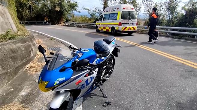 今近午時分，台東1輛載送傷患的救護車與白牌重機於朝天宮牌樓前轉灣處，發生擦撞。（蕭嘉蕙攝）