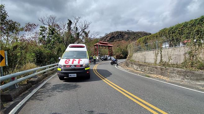 台東1輛救護車今載送傷患就醫途中，不慎與1輛白牌重機發生擦撞。（蕭嘉蕙攝）