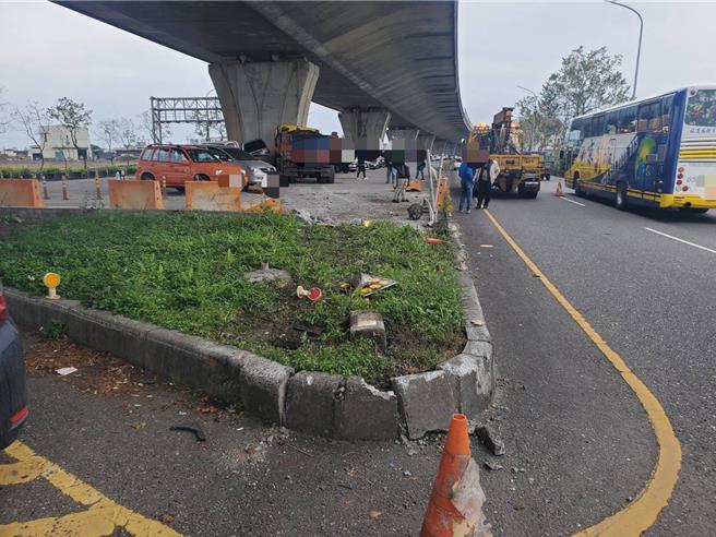 潘姓男子駕駛大貨車自撞迴轉道緣石，衝進壯圍共乘停車場，經警方酒測後，潘男酒測值為零。（警方提供／李忠一宜蘭傳真）