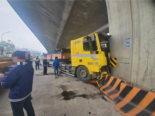 潘姓男子駕駛大貨車自撞迴轉道緣石，衝進壯圍共乘停車場，還波即停車場內的4輛車。（警方提供／李忠一宜蘭傳真）