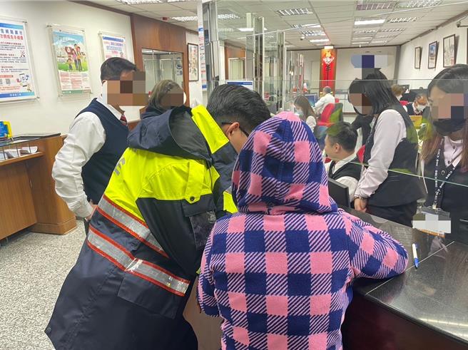 基隆有一名60多岁妇人（右），在脸书认识一名自称居住巴黎的医生，双方后来以通讯软体连络，对方每日情话绵绵，「我非常爱你」，引诱她投资比特币，妇人对此深信不疑，昨至银行要匯5万元投资，幸好被机警行员发现，与员警合力阻止，避免被骗。（基隆市警察局提供／徐佑升基隆传真）