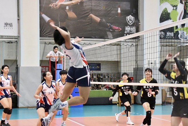 国立台湾体育运动大学、国立体育大学、臺北市立大学合作进行策略联盟首度于台中举办女子排球联盟交流赛。(台中市政府运动局提供)