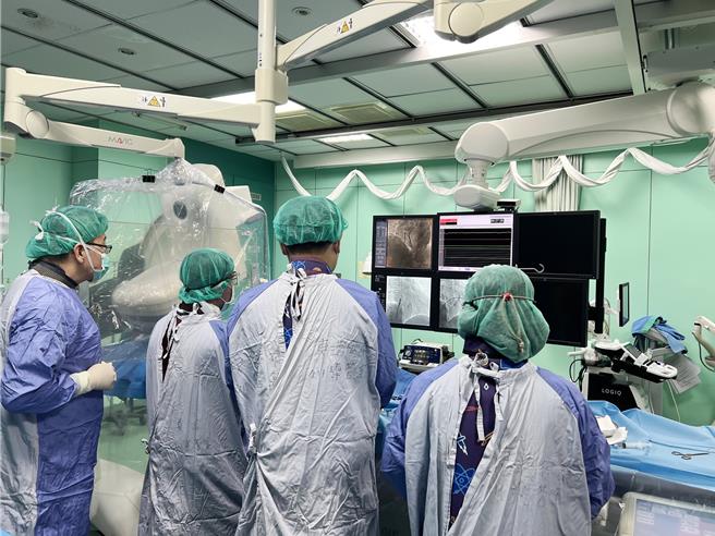 屏东81岁陈姓妇人需装置新型「无导线节律器」，不过自费金额高达40多万，令患者一度却步，幸东港安泰医院协助申请健保全额给付，加上是免开刀手术，让陈妇能安心休养。（东港安泰医院提供／谢佳潾屏东传真）