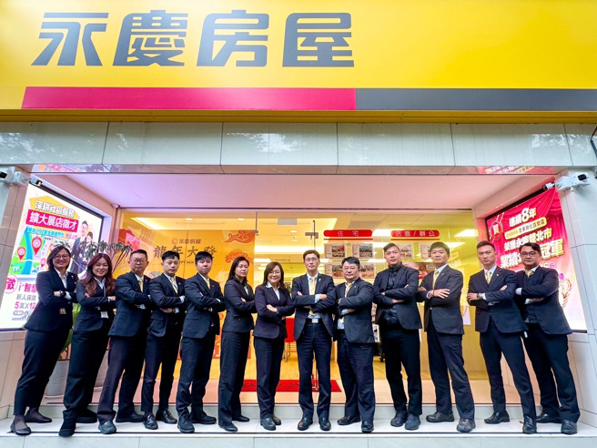  	由高柏原店协理（右6）领导的永庆房屋忠孝敦化店，创下超过9000万的年度店业绩、平均单月业绩高达757万！(图/永庆房屋提供)
