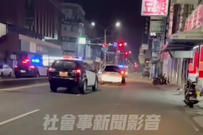 高雄市冈山区柳桥西路段，警方发现该部自小客车违规怠速并未开大灯、形迹可疑；正当警方上前拦停之际，该车不服拦停驶离。（翻摄社会事新闻影音）