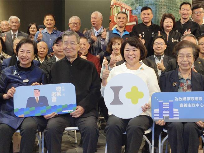 嘉义市长黄敏惠（右二）、前副总统萧万长（左二）伉俪今天出席「萧万长人物特展」开幕。（廖素慧摄）