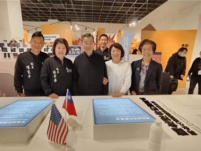 嘉义市长黄敏惠（右二）、前副总统萧万长（左三）在「萧万长人物特展」模拟台美谈判场景同框。（廖素慧摄）