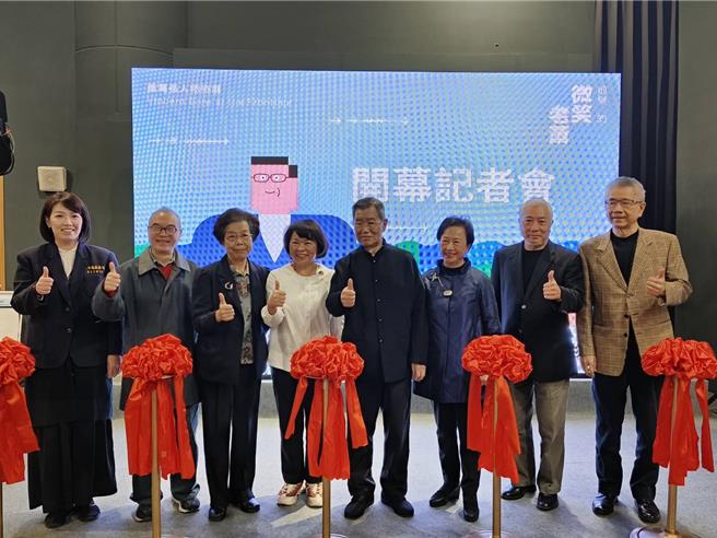 嘉义市长黄敏惠、前副总统萧万长为「萧万长人物特展」开幕剪彩。（廖素慧摄）