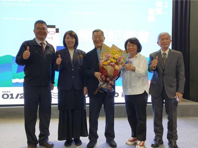 嘉义市文化局长卢怡君念嘉中时曾献花给萧万长，今天重现当年献花情景，别开生面。（廖素慧摄）