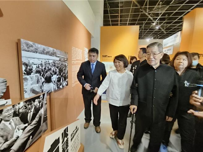 嘉义市长黄敏惠、前副总统萧万长参观「萧万长人物特展」回顾为台湾经贸打拚的事蹟。（廖素慧摄）