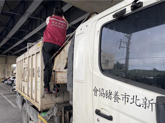 新北動保處加強盤查死廢畜禽化製原料運輸車盤查作業。（新北市動保處提供）