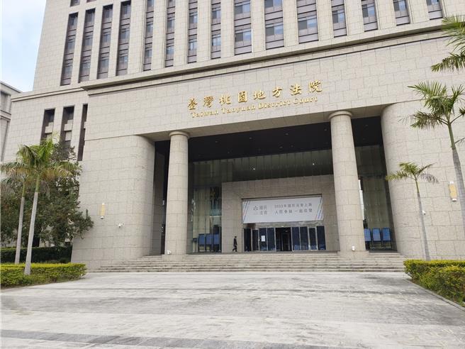 矯正署台北監獄李姓、黃姓管理員涉嫌在2022年分別為受刑人夾帶物品到監獄，協助受刑人取得香菸、酒類、影音播放器等，其中李男共獲取28萬元報酬。桃園地方法院宣判，李男、黃男依違背職務收受賄賂罪、對於主管事務圖利罪判刑，不過皆緩刑5年，並向公庫支付30萬、20萬，可上訴。(賴佑維攝)