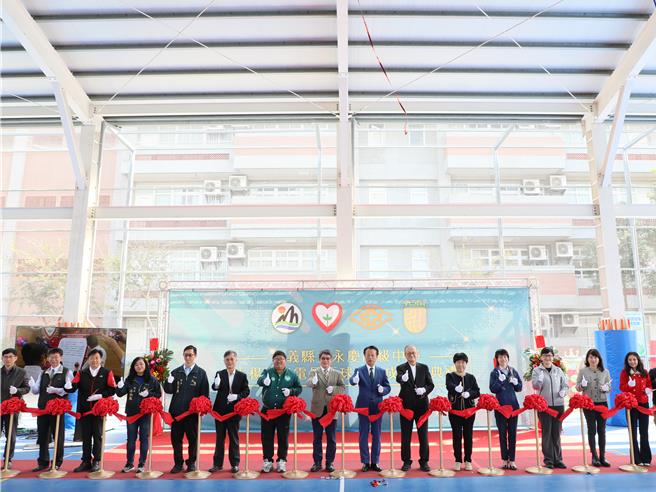 嘉义县永庆高中「王杨娇光电风雨球场」今天剪彩启用。（廖素慧摄）