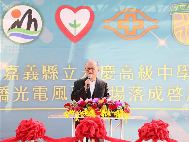 嘉义县永庆高中「王杨娇光电风雨球场」今天启用，大眾教育基金会董事长简明仁致词。（廖素慧摄）