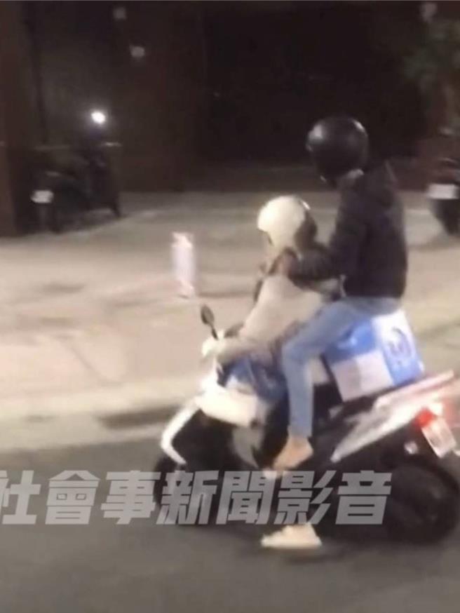 有民眾拍下一段影片，可以看出双载机车后座乘客下方，竟还载有一大纸箱，让网友调侃是「超狂载法」，不过警方说已违规要开罚。（翻摄自「社会事新闻影音」／任义宇高雄传真）