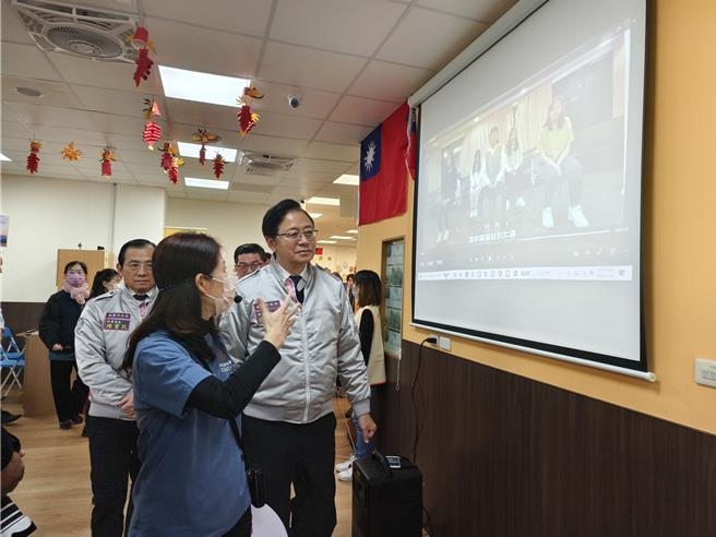 桃园市长张善政26日上午前往龟山陆光社区长照机构，视察「永续高龄友善社区-科技失智辨识计画」。（赖佑维摄）