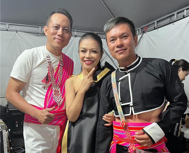 阿洛（中）與舒米恩（右）之前於阿米斯音樂節合照。（風潮音樂提供）