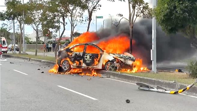 台东市外环道今下午惊传火烧车事故，驾驶自行脱困。（读者提供／萧嘉蕙台东传真）