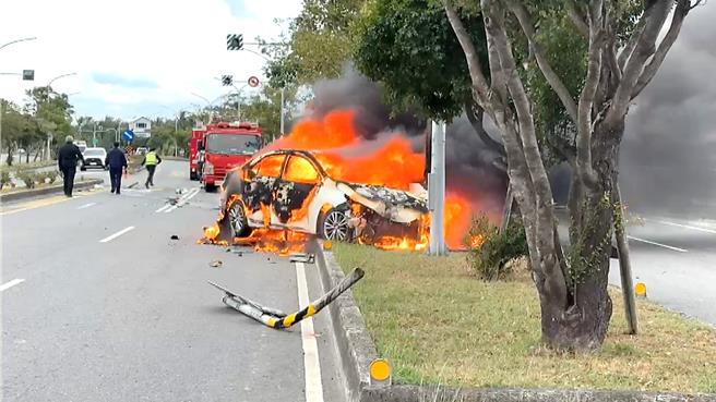 白色轿车陷入熊熊火海，景象怵目惊心。（读者提供／萧嘉蕙台东传真）
