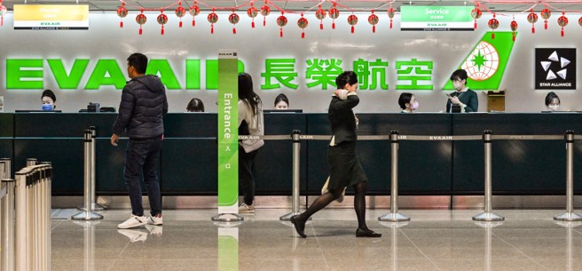 長榮航空機師揚言在春節發起罷工，由於春節為旅遊大旺季，受罷工影響的旅客就算要簽轉至其他航空公司，也極有可能因剩餘空位有限無法順利簽轉。圖為長榮航空櫃台。（非新聞當事人）（陳麒全攝）