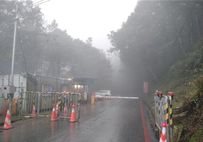 因应农历春节到来，交通部公路局南区养护工程分局甲仙工务段为使用路人春节出游能规画更优质的南横公路旅游行程，南横公路梅山口至向阳路段，于2月8日及2月13日共两日取消管制通行。(公路总局甲仙工务段提供／林雅惠传真）