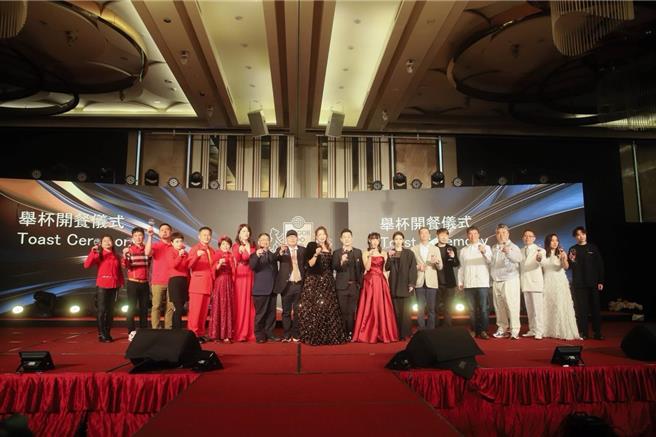 台中市葳格國際學校25日晚間舉辦年終尾牙饗宴，席開百桌犒賞員工1年辛勞，由創辦人袁昶平（左九）率各校校長一同舉杯開餐。（葳格國際學校提供／潘虹恩台中傳真）