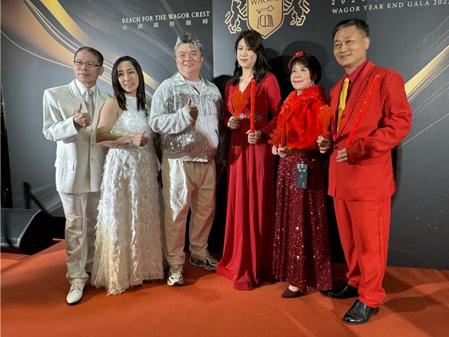 台中市葳格國際學校25日晚間舉辦年終尾牙饗宴，席開百桌犒賞員工1年辛勞，6校區校長率教職員分別組成紅、白兩隊「Battle」大秀才藝。（潘虹恩攝）