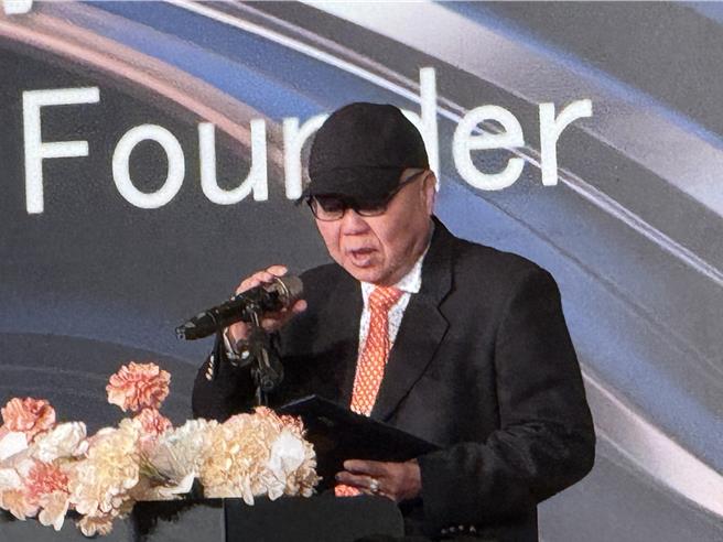 台中市葳格國際學校25日晚間舉辦年終尾牙饗宴，創辦人袁昶平分享辦學成效，並期望葳格繼續追求卓越，成就非凡。（潘虹恩攝）