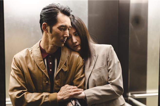 陈慧琳（右）近期推出新歌，邀来李李仁饰演夫妻。（环球音乐提供）