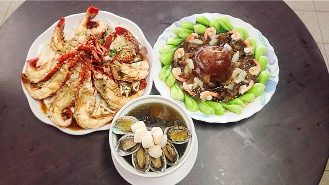 新北市石門區富基漁港迎新年，除了推出特色外帶年菜、2月2日前訂購就送500元商品抵用券與精美冰淇淋禮盒之外，年節前兩個週末到魚市水攤消費滿3000元也送200元抵用券，並可參加好禮抽獎。（新北市漁業處提供）