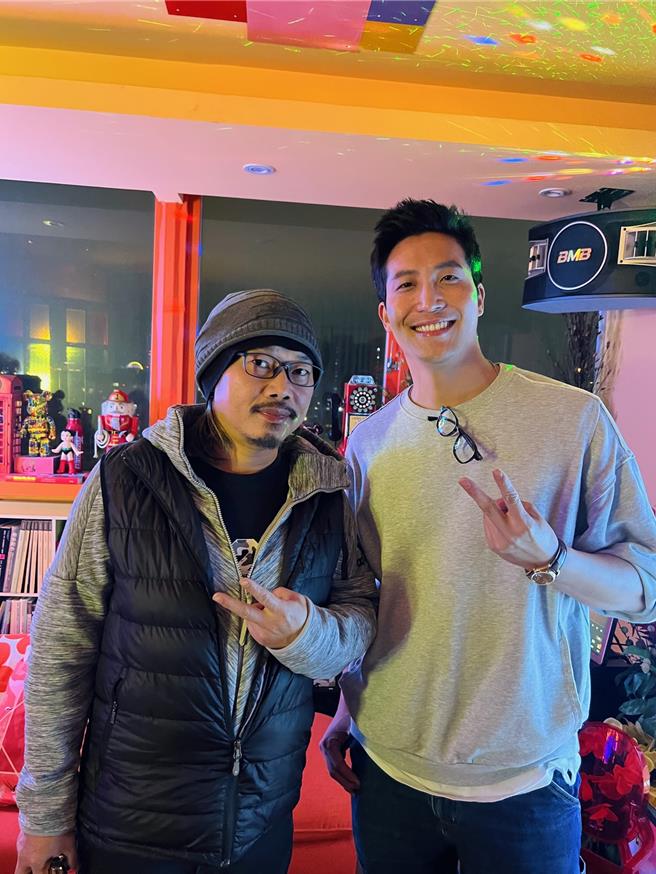 吴翔震（右）见到偶像方文山非常兴奋。（经纪公司提供）